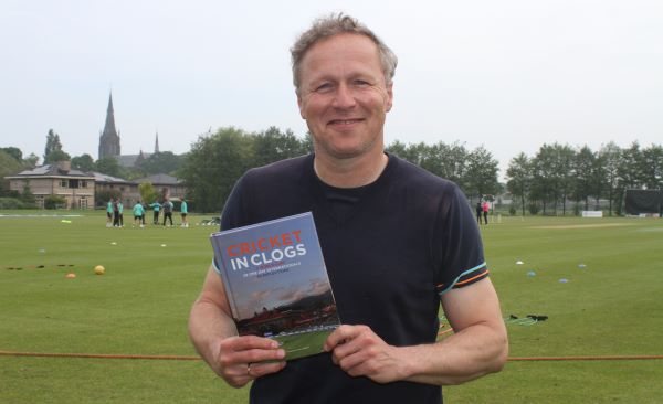 JJ Esmeijer with his book Cricket In Clogs (CricketEurope)