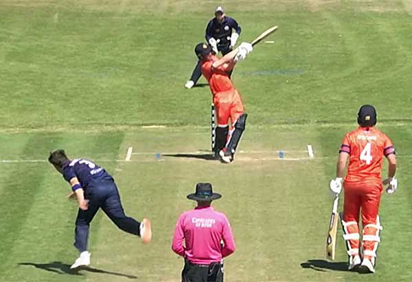 Lion-Cachet hooks Davidson for six (ICC)