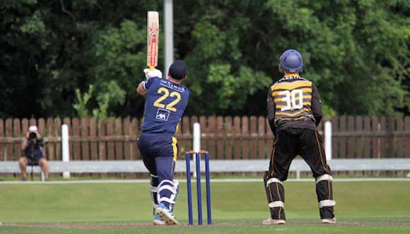 Butler gets off the mark with a six (CricketEurope)