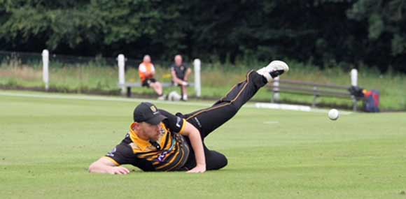 Moore can't hold on to this chance (CricketEurope)