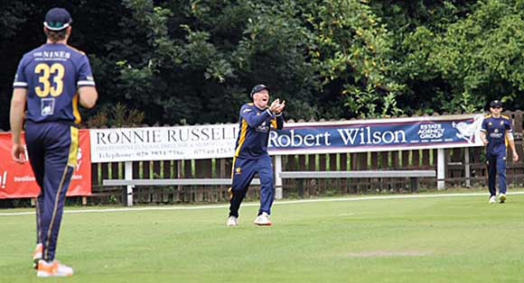 Hutchinson completes the catch to remove Shannon (CricketEurope)