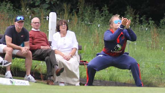 Murray steadies herself to take the catch from Landsman (CricketEurope)