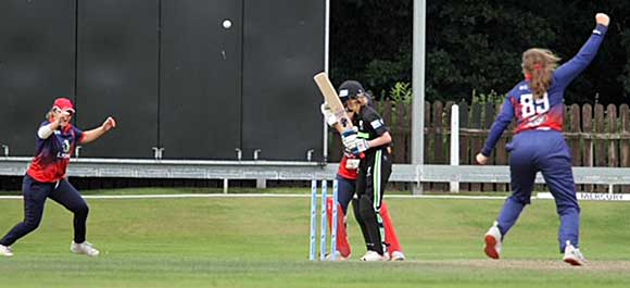 Murray finishes off the Holywood innings (CricketEurope)