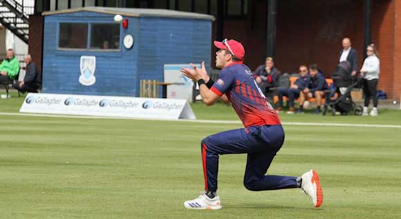 Mayes takes the catch at third man to dismiss Smith (CricketEurope)