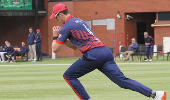 No problem for Mayes as he holds the catch at long on to remove Shannon (CricketEurope)