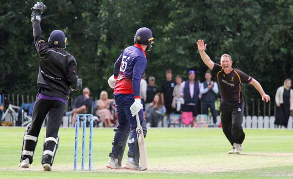 Topping survives an lbw appeal (CricketEurope)